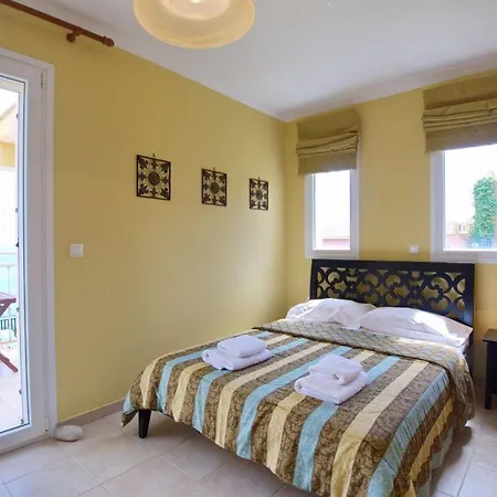 Willa Skala Sleeps 6 *